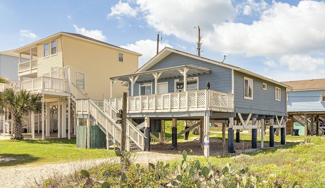 Walk to Gulf: Surfside Beach Home w/Deck