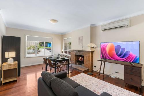 Warm and Cozy Retreat near shops and transport