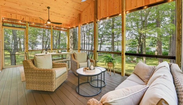Waterfront Deck! Chic Lower Scott Lake Cottage
