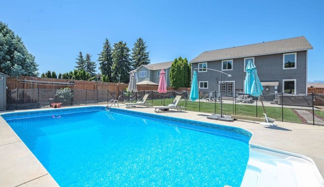 Wenatchee Stay w/Pool & Hot Tub