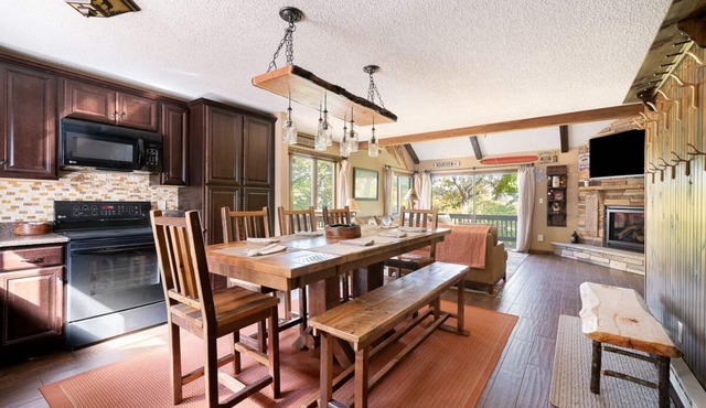 Your Four-Season Escape at Camelback Mountain Townhouse Sleeps 10 comfortably.