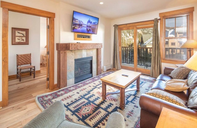 8884 | Springs, wood floors, steps to gondola!