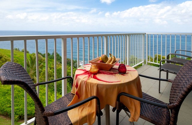 Air-Conditioned Corner Penthouse w/Awesome Ocean Views, Updated Interior