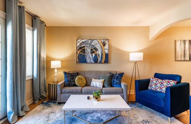 Beautifully Decorated Plaza Condo 1
