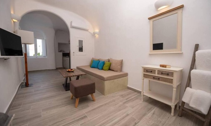 Oia Apartment | Vivid Caves 1 Bedroom Cavehouse
