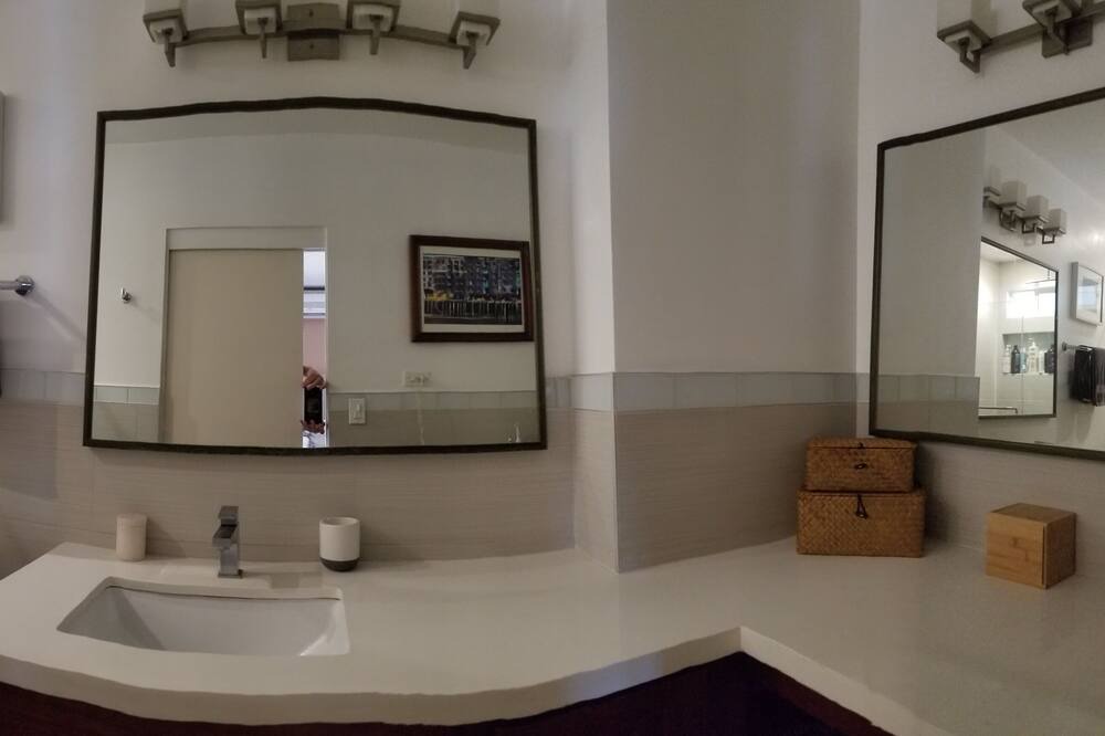 Photo of Bedroom in Portlock
