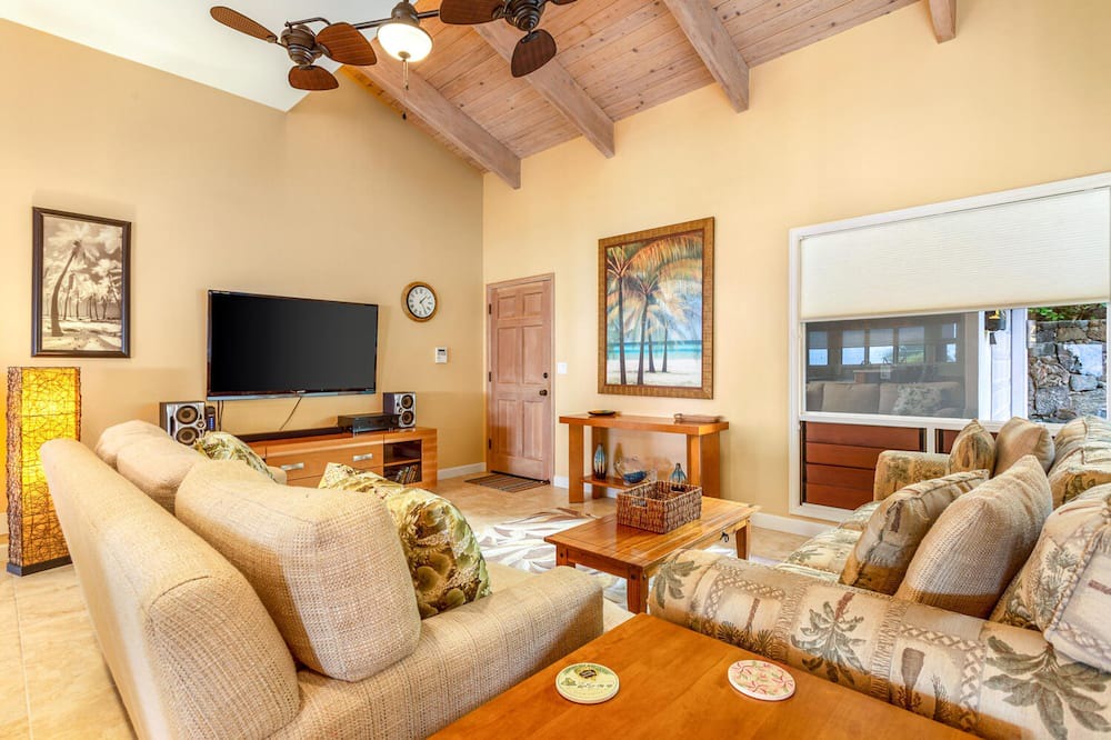 Photo of Livingroom in Kahaluu-Keauhou