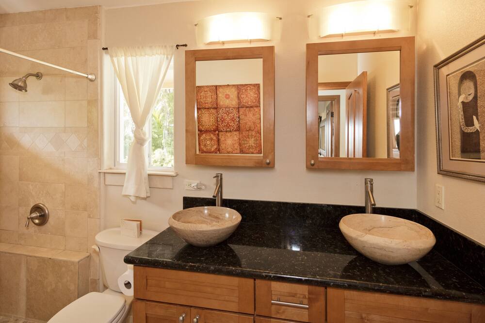 Photo of Bathroom in Kalapana