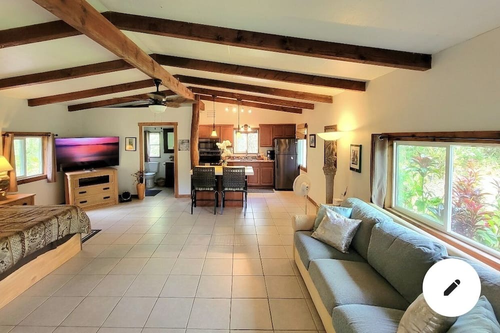 Photo of Livingroom in Leilani Estates
