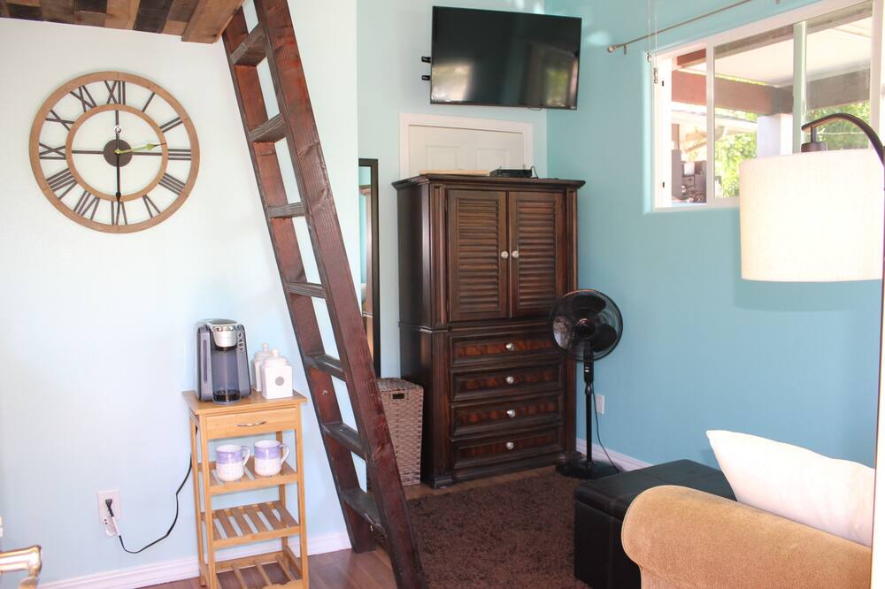 Photo of Bedroom in Historic Lahaina Front Street