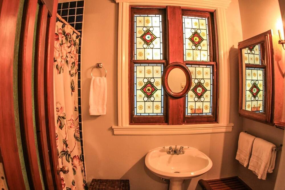 Photo of Bathroom in Volcano