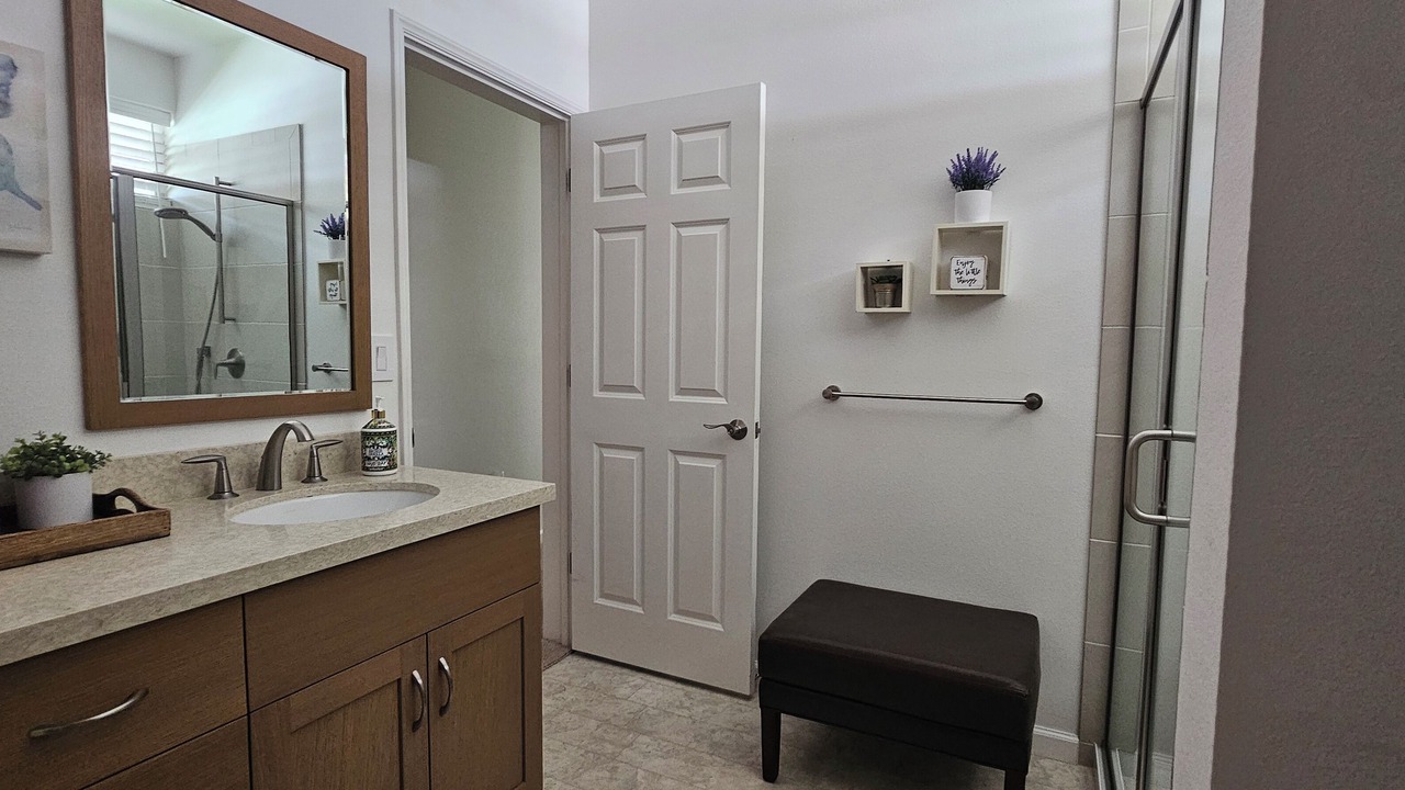 Photo of Bathroom in Makaha Valley