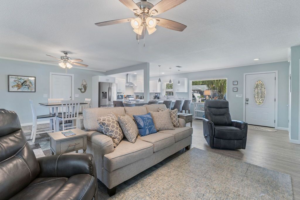 Photo of Livingroom in Indian Waters