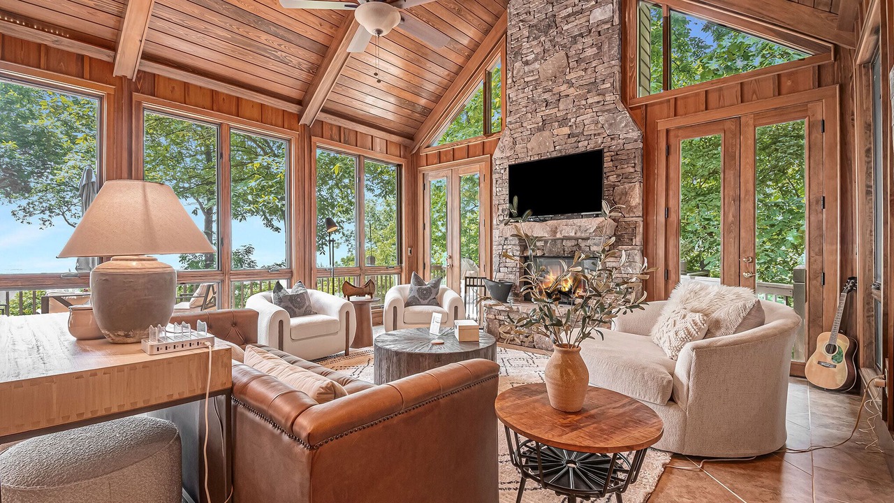 Photo of Livingroom in Big Canoe