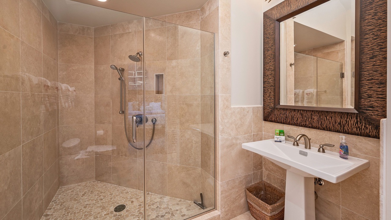 Photo of Bathroom in Kuliouou - Kalani Iki
