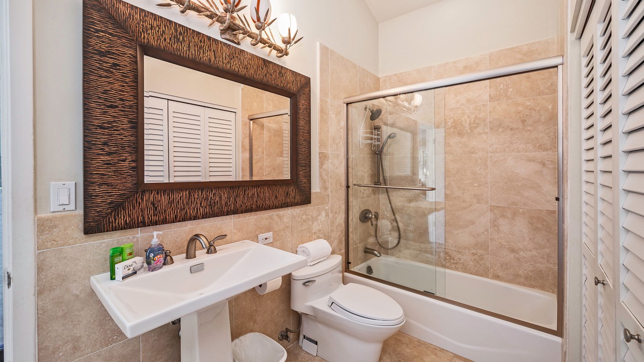 Photo of Bathroom in Kuliouou - Kalani Iki