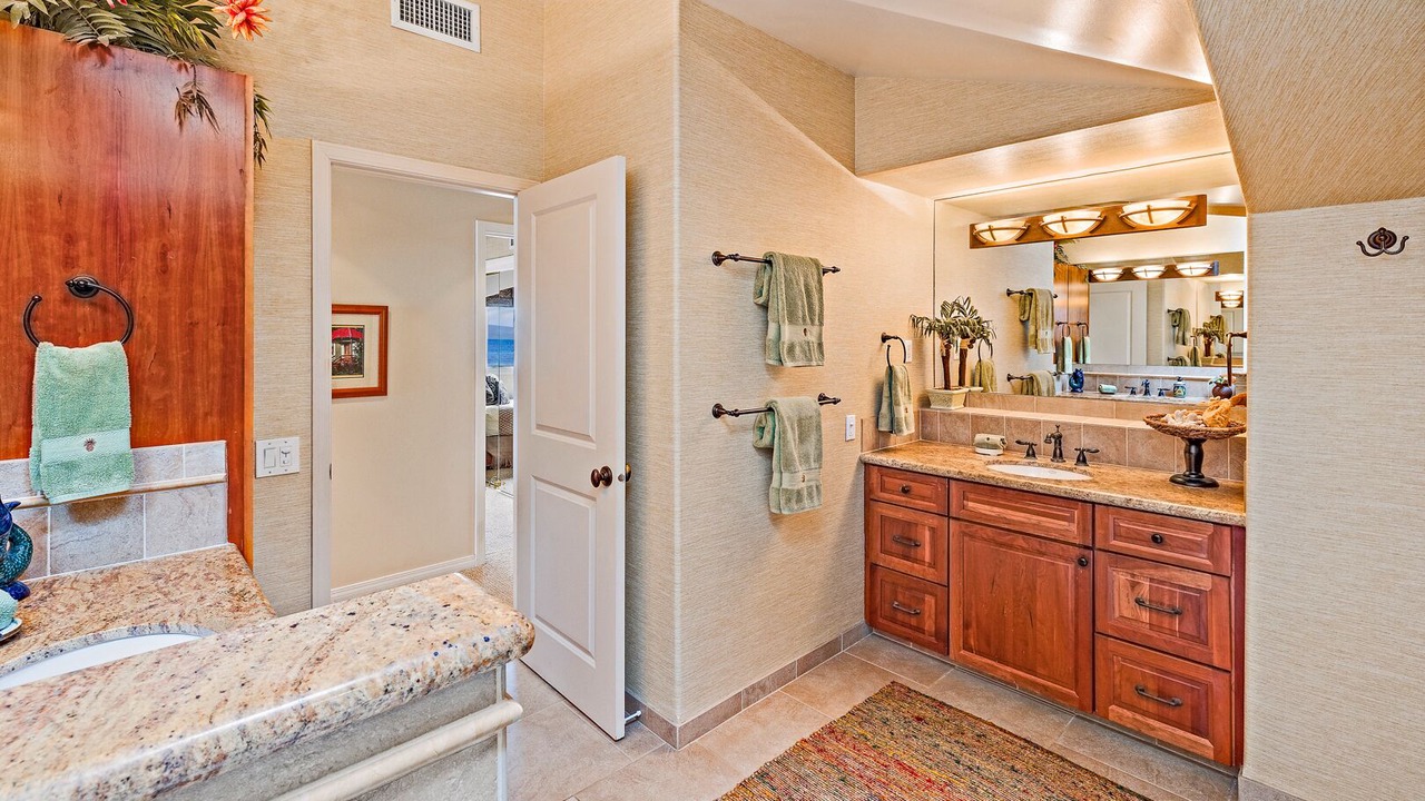 Photo of Bathroom in Historic Lahaina Front Street