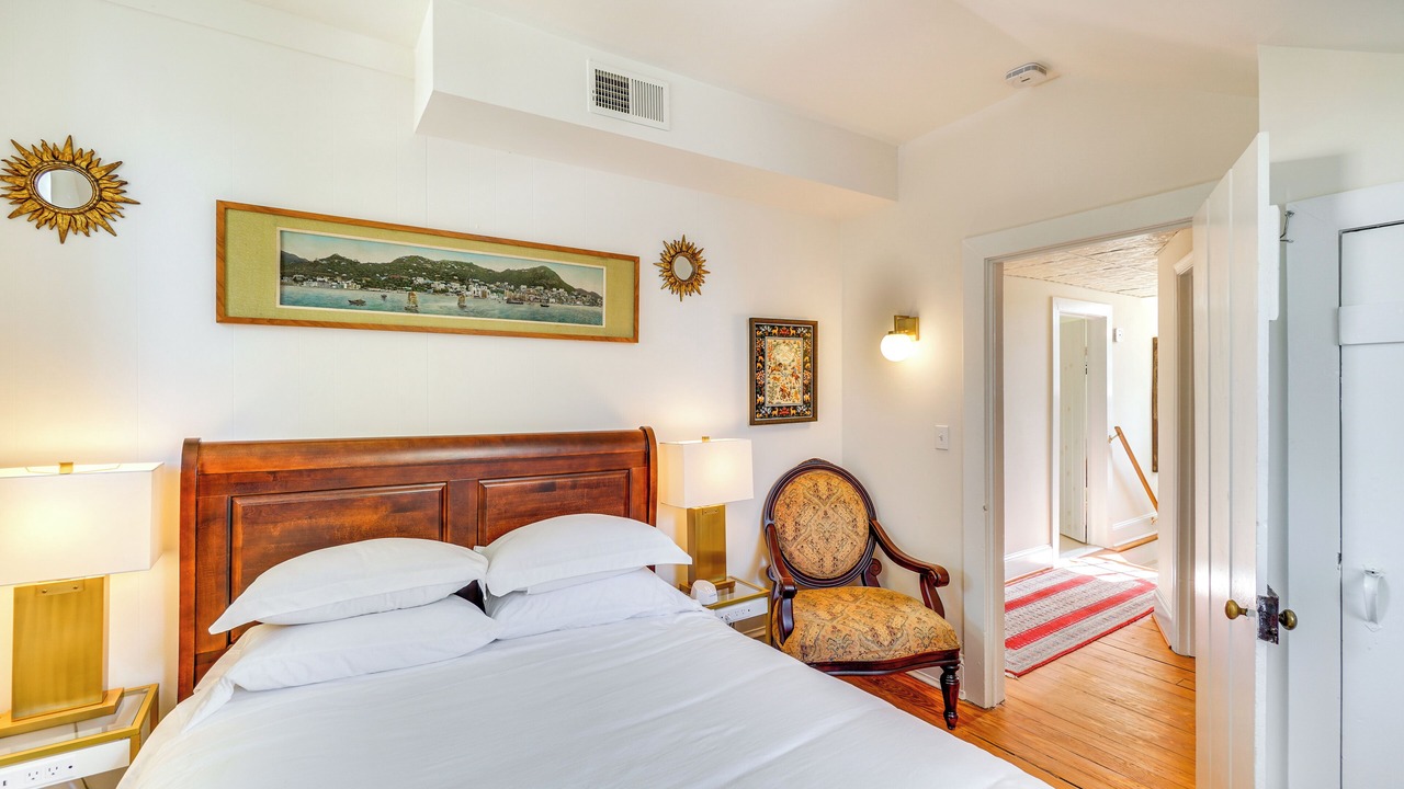 Photo of Bedroom in Leesburg's Old and Historic District