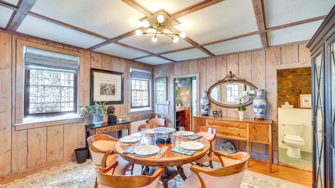 Photo of Bedroom in Leesburg's Old and Historic District