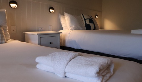 Queen Motel Room