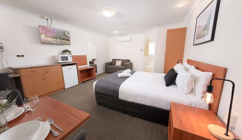 Standard Room, 1 Queen Bed, Non Smoking, Jetted Tub (Walk-in Shower)