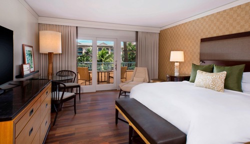 Deluxe Room, 1 King Bed, Lanai, Resort View (Mobility Accessible, Roll-In Shower)