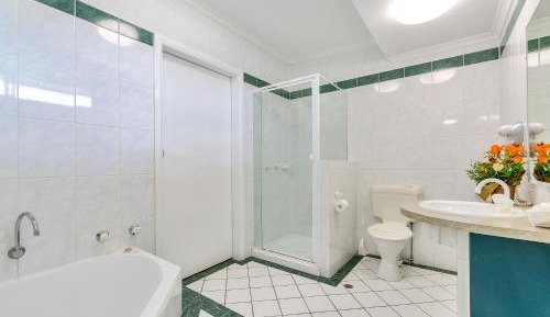 Queen Room with Spa Bath