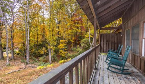 Three-Bedroom Cottage with Balcony