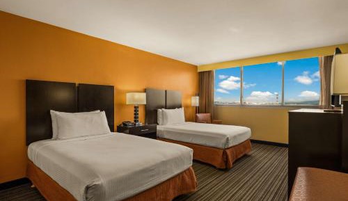 Double Room with Two Double Beds and City View - Upper Floor/Non-Smoking
