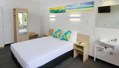 Economy Queen Room with Shared Bathroom 