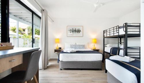Large Family Room (3 Adults + 2 Children)- Free Parking