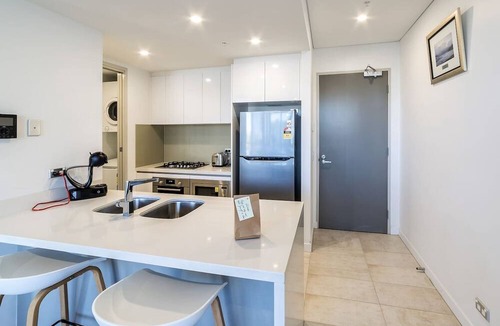 Southport Apartment | Southport Serenity Balcony Oasis with Resort Perks