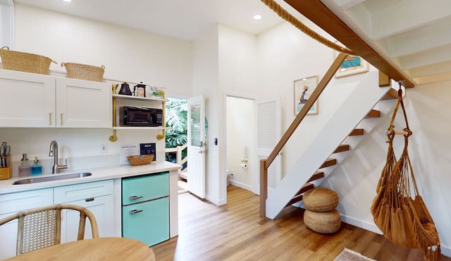 Gorgeous guest suite in great central location with loft, kitchenette, streaming
