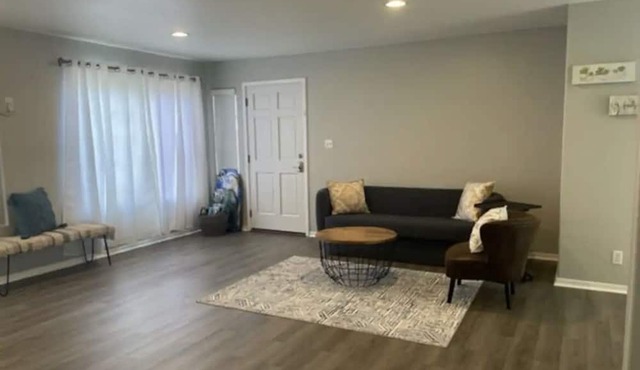 Modern Cozy 2b/1b Island Home away from Home../ Free Parking