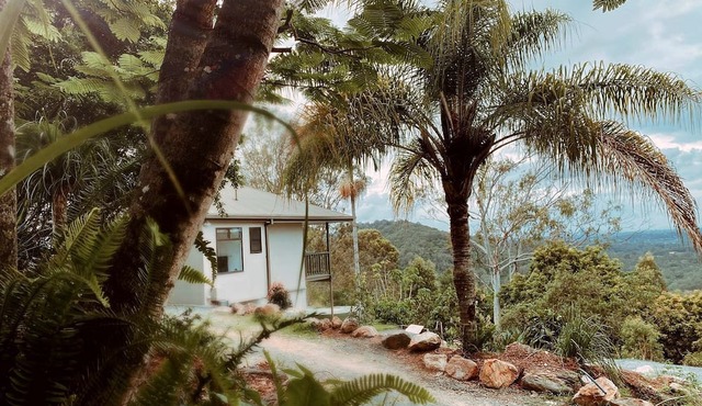Peaceful Hilltop Cabin with Outdoor Bathtub and Wildlife Views Near Springbrook, Mudgeeraba, Queensland