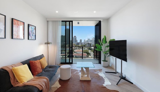 Opulent 2BR Sky View Parking, Pool, Gym & Sauna